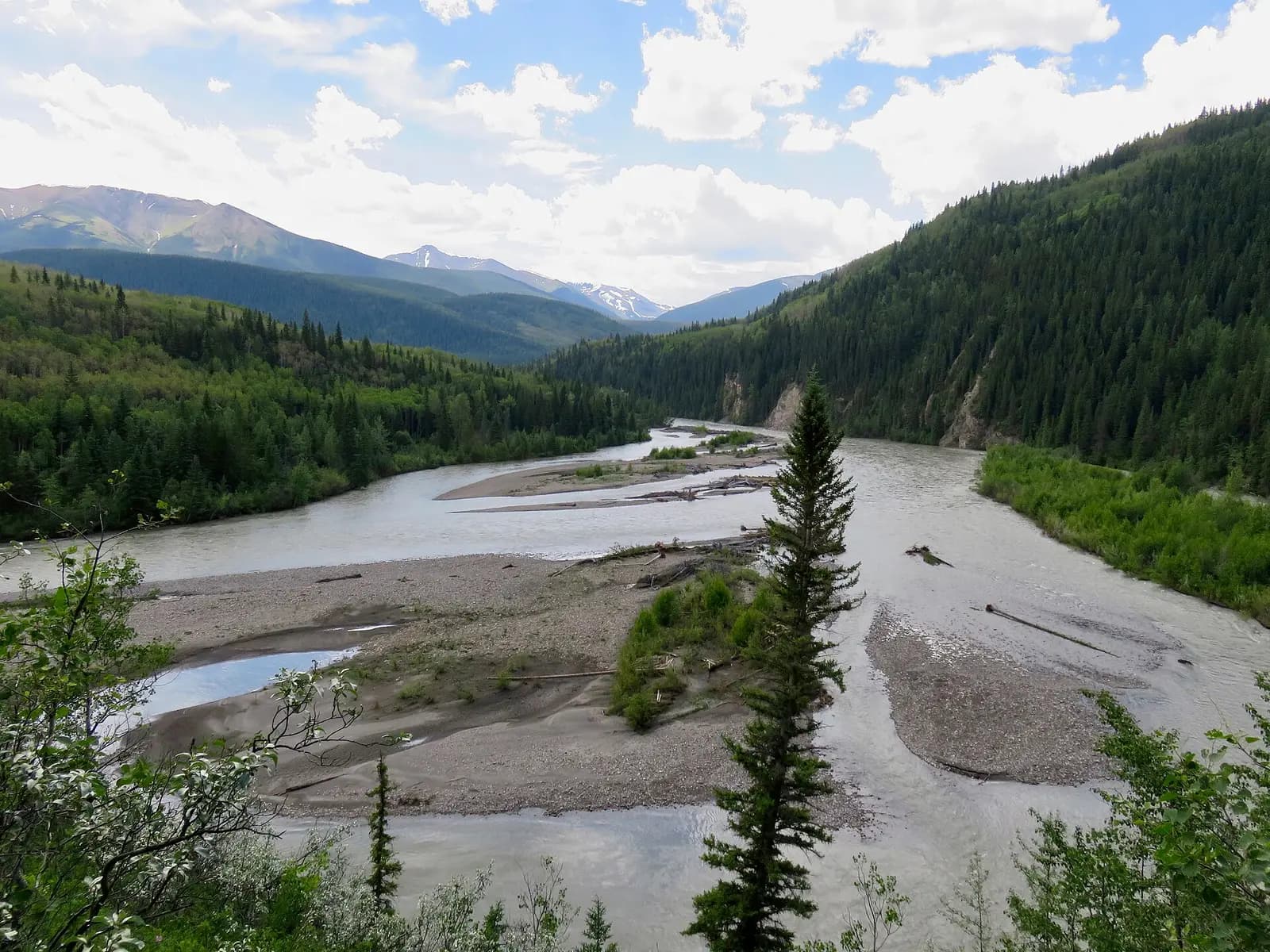 Blick flussaufwärts auf den Smoky River nahe Grande Cache unmittelbar oberhalb der Sulphur Gates